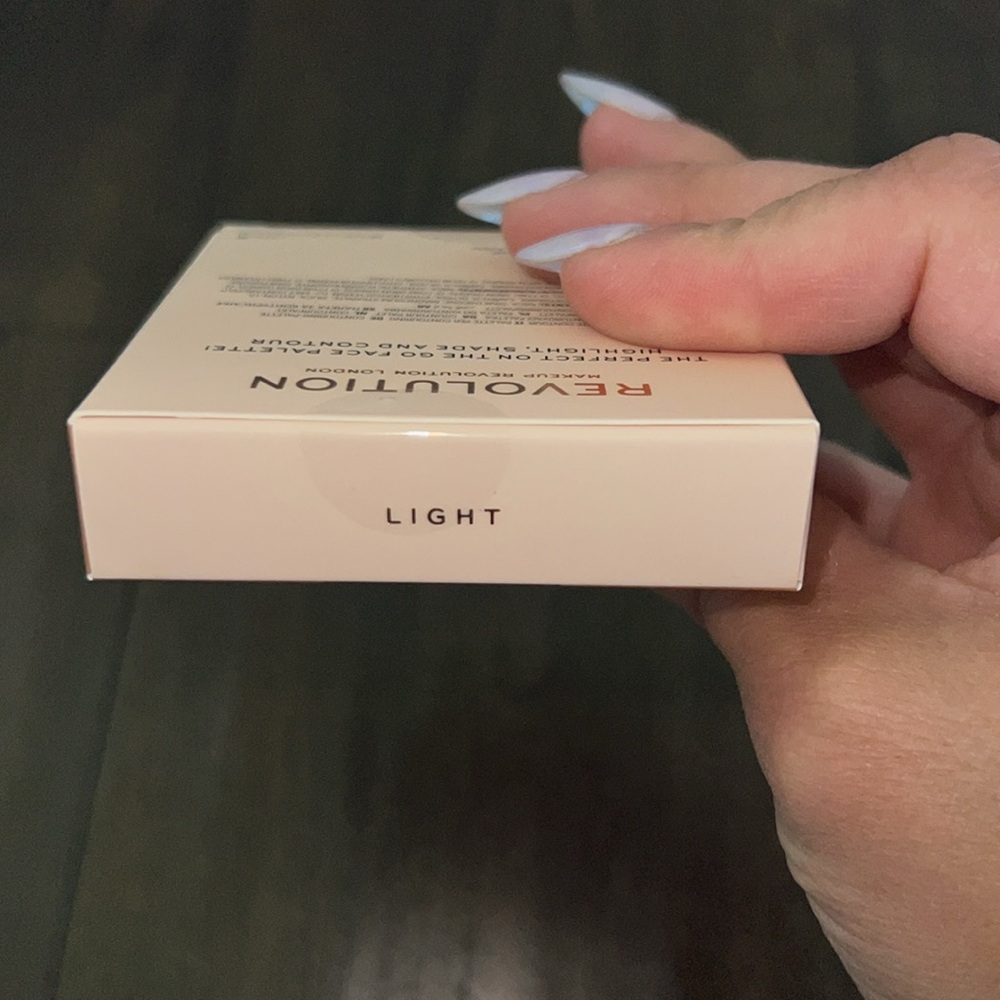 NIB Revolution Contour Powder Compact - Light - Picture 3 of 5
